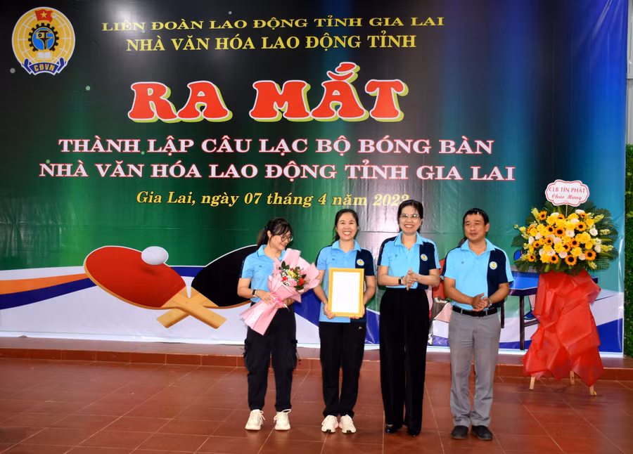 Bà Trần Lệ Nhung (thứ 2 từ phải qua) tặng hoa chúc mừng Câu lạc bộ Bóng bàn Nhà Văn hóa Lao động tỉnh Gia Lai. Ảnh: Đinh Yến