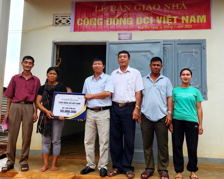 Các đơn vị trao nhà cho gia đình bà Rơ Lan H&apos; Mlem. Ảnh: Thanh Tịnh