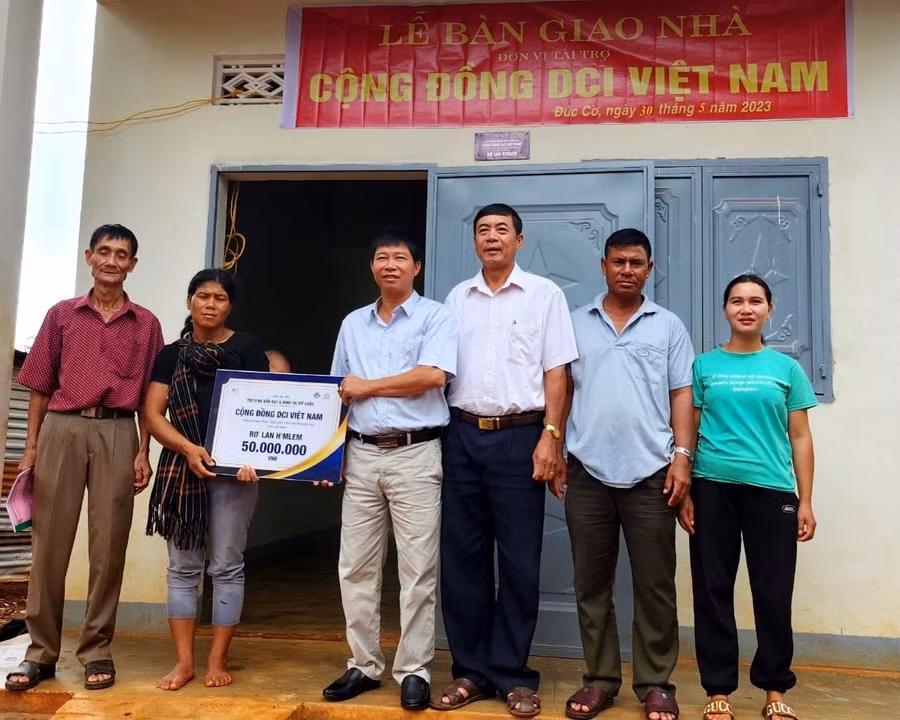 Các đơn vị trao nhà cho gia đình bà Rơ Lan H' Mlem. Ảnh: Thanh Tịnh