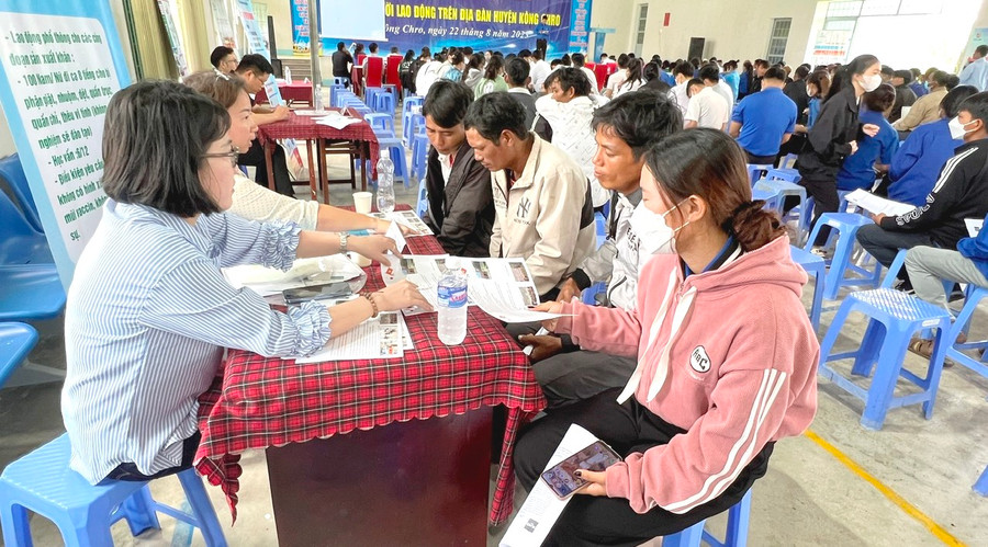 Cán bộ Công ty TNHH ICHIHIRO Việt Nam tư vấn, tuyển dụng lao động trực tiếp tại phiên giao dịch việc làm. Ảnh: Đinh Yến