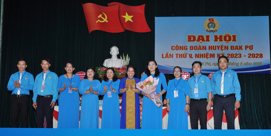 Ban Chấp hành Công đoàn huyện Đak Pơ khóa V (nhiệm kỳ 2023-2028) ra mắt. Ảnh: Đinh Yến