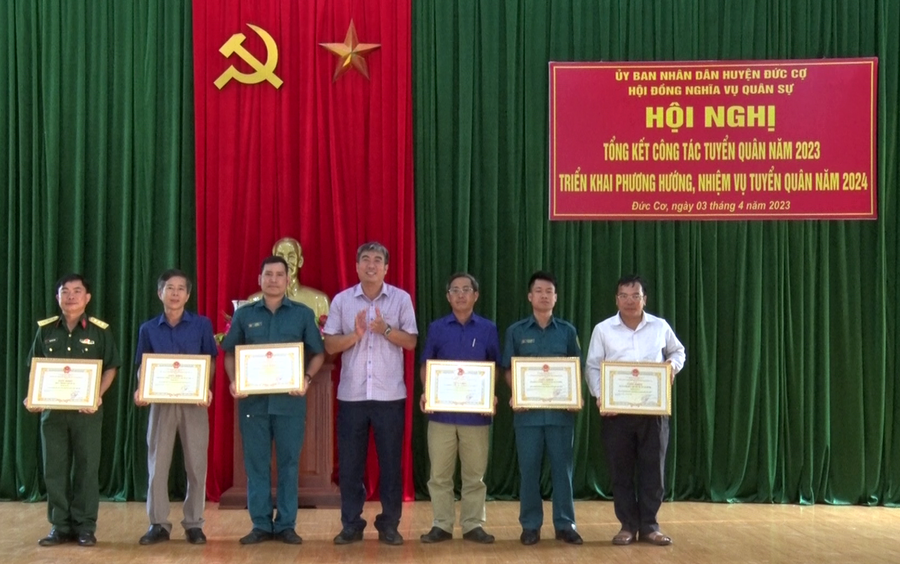 Chủ tịch UBND huyện Đức Cơ tặng giấy khen cho tập thể, cá nhân có thành tích xuất sắc trong công tác tuyển quân năm 2023. Ảnh: Đinh Yến