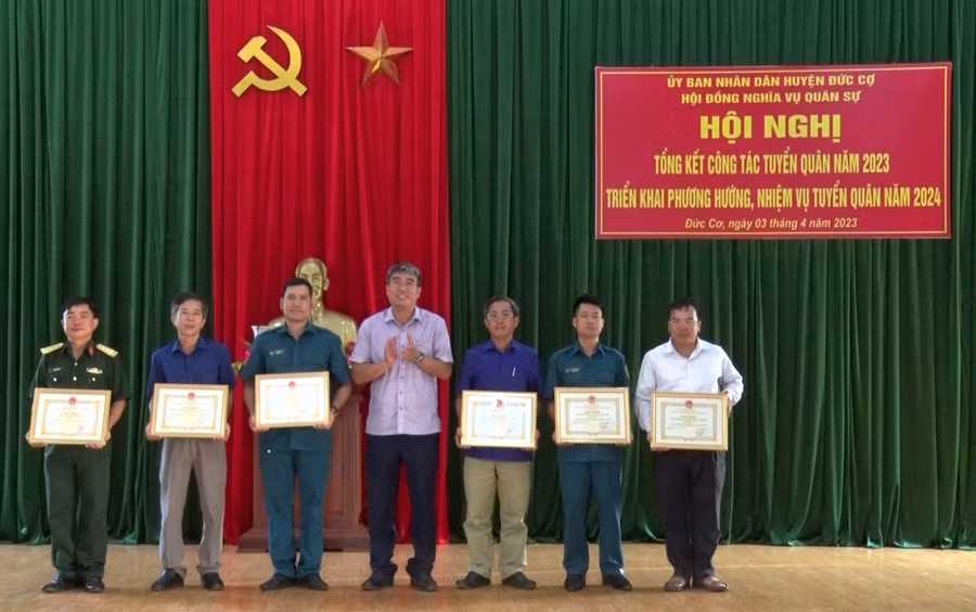 Chủ tịch UBND huyện Đức Cơ tặng giấy khen cho tập thể, cá nhân có thành tích xuất sắc trong công tác tuyển quân năm 2023. Ảnh: Đinh Yến