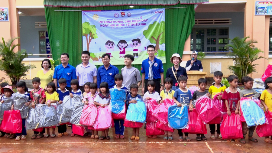 Tặng quà cho học sinh. Ảnh: Thanh Tịnh Tặng quà cho học sinh. Ảnh: Thanh Tịnh