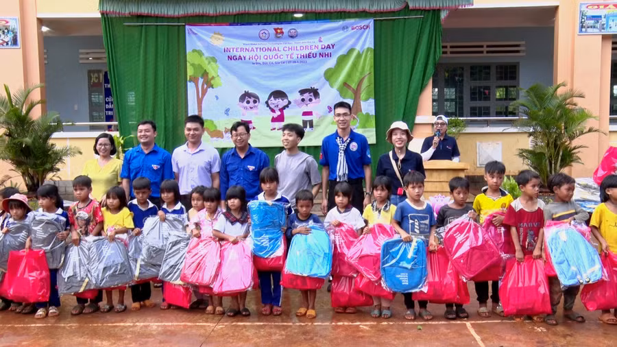 Tặng quà cho học sinh. Ảnh: Thanh Tịnh