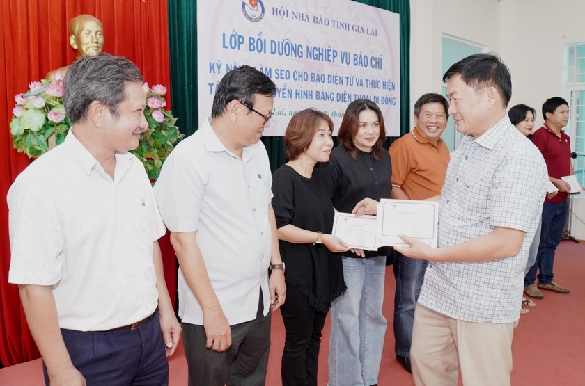 Nhà báo Huỳnh Kiên-Tổng Biên tập Báo Gia Lai, Chủ tịch Hội Nhà báo tỉnh trao giấy chứng nhận cho học viên tham gia lớp bồi dưỡng. Ảnh: Đức Thụy Nhà báo Huỳnh Kiên-Tổng Biên tập Báo Gia Lai, Chủ tịch Hội Nhà báo tỉnh trao giấy chứng nhận cho học viên tham gia lớp bồi dưỡng. Ảnh: Đức Thụy