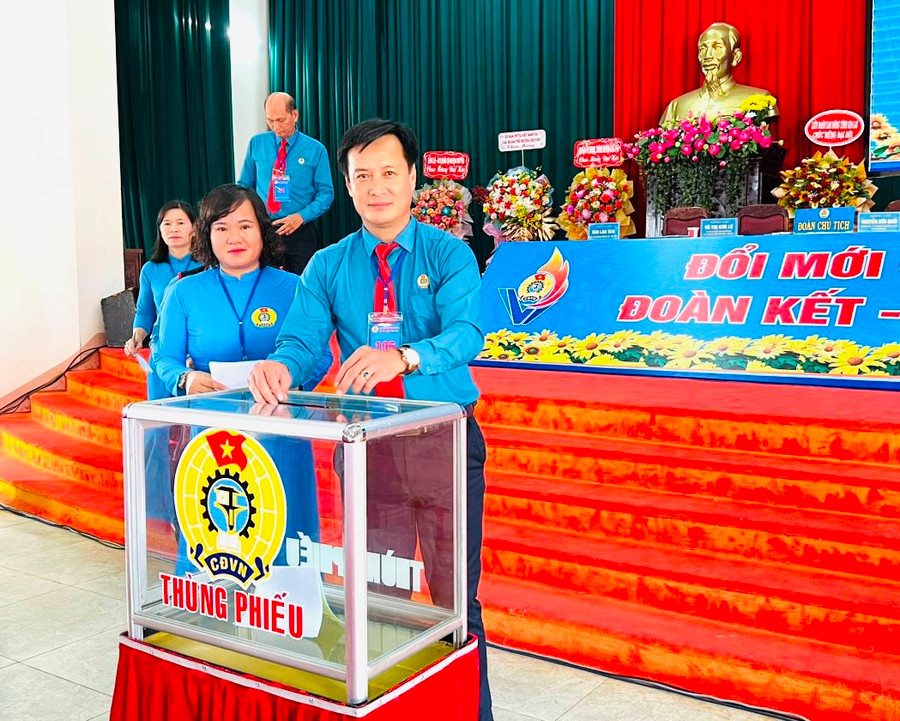 Các đại biểu bỏ phiếu bầu Ban chấp hành khóa VI, nhiệm kỳ 2023-2028. Ảnh. Đinh Yến Các đại biểu bỏ phiếu bầu Ban chấp hành khóa VI, nhiệm kỳ 2023-2028. Ảnh. Đinh Yến