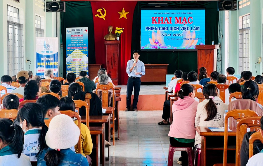 Đại diện Công ty xuất khẩu lao động giới thiệu thị trường việc làm ngoài nước cho thanh niên tại Phiên giao dịch việc làm xã Tân Bình. Ảnh: Đinh Yến