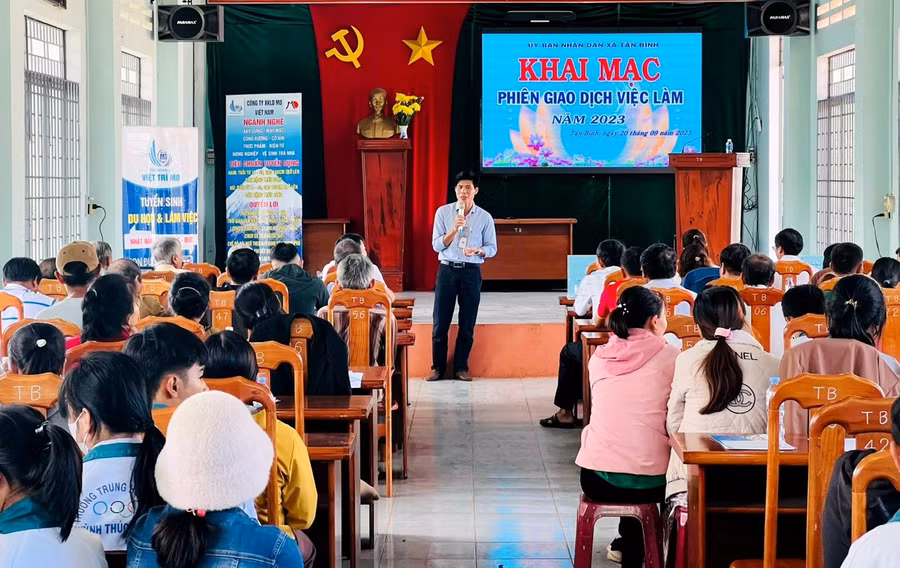 Đại diện Công ty xuất khẩu lao động giới thiệu thị trường việc làm ngoài nước cho thanh niên tại Phiên giao dịch việc làm xã Tân Bình. Ảnh: Đinh Yến