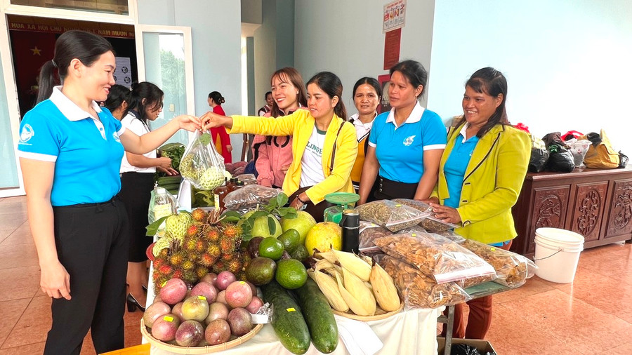 Cán bộ, hội viên phụ nữ trưng bày các sản phẩm đặc trưng do mình làm ra. Ảnh: Đinh Yến Cán bộ, hội viên phụ nữ trưng bày các sản phẩm đặc trưng do mình làm ra. Ảnh: Đinh Yến