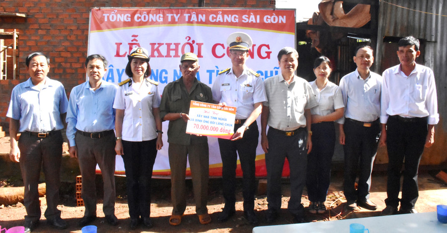 Tổng Công ty Tân Cảng Sài Gòn trao tiền hỗ trợ cho gia đình ông Bôi, làng Chuk, xã Kon Thụp, huyện Mang Yang. Ảnh: Đinh Yến Tổng Công ty Tân Cảng Sài Gòn trao tiền hỗ trợ cho gia đình ông Bôi, làng Chuk, xã Kon Thụp, huyện Mang Yang. Ảnh: Đinh Yến