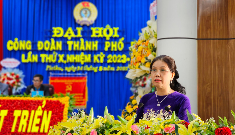 Bà Trần Lệ Nhung- Tỉnh ủy Viên, Chủ tịch LĐLĐ tỉnh Gia Lai phát biểu chỉ đạo tại Đại hội. Ảnh: Đinh Yến Bà Trần Lệ Nhung- Tỉnh ủy Viên, Chủ tịch LĐLĐ tỉnh Gia Lai phát biểu chỉ đạo tại Đại hội. Ảnh: Đinh Yến