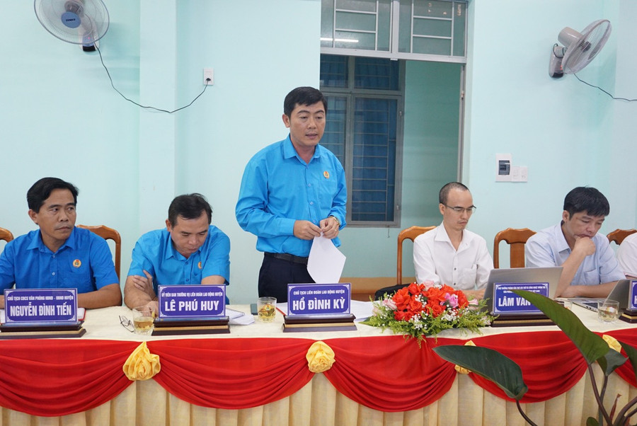 Ông Hồ Đình Kỳ (đứng) - Chủ tịch LĐLĐ huyện Đức Cơ phát biểu về cải cách hành chính tại đơn vị. Ảnh: Yến Tuấn