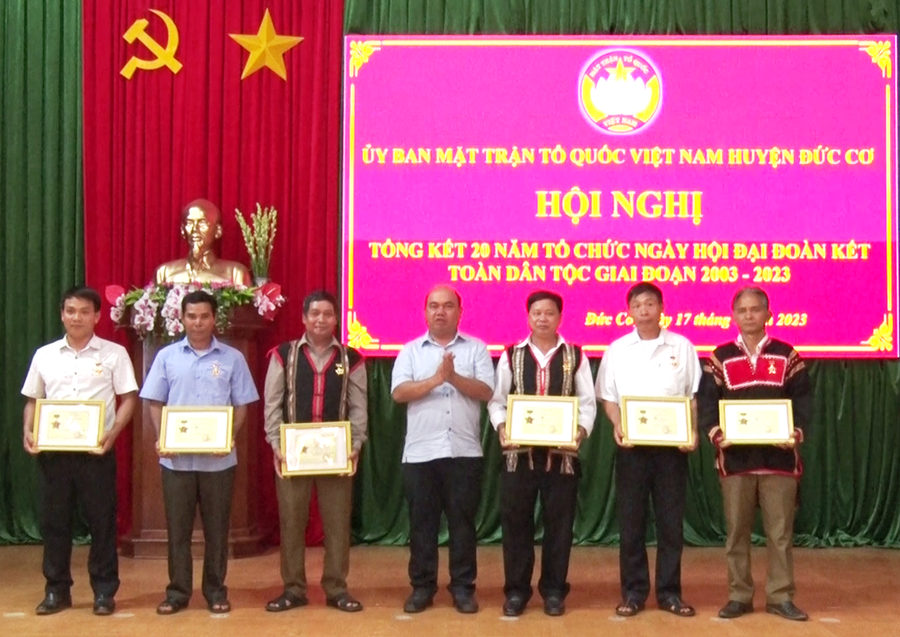 Ông Siu Trung (thứ 4 từ phải qua)- Phó Chủ tịch Ủy ban MTTQ Việt Nam tỉnh trao Kỷ niệm chương cho 6 cá nhân. Ảnh: Thanh Tịnh Ông Siu Trung (thứ 4 từ phải qua)- Phó Chủ tịch Ủy ban MTTQ Việt Nam tỉnh trao Kỷ niệm chương cho 6 cá nhân. Ảnh: Thanh Tịnh