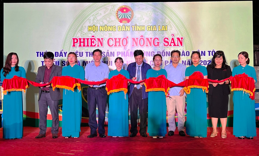 Cắt băng khai mạc Phiên chợ. Ảnh: Đinh Yến