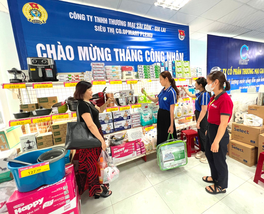 Đoàn viên, người lao động tham gia mua sắm hàng ưu đãi tại các gian hàng. Ảnh: Đinh Yến