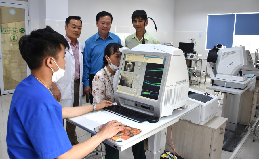 Đoàn viên, người lao động khám mắt tại Bệnh viện Mắt Cao Nguyên. Ảnh: Đinh Yến