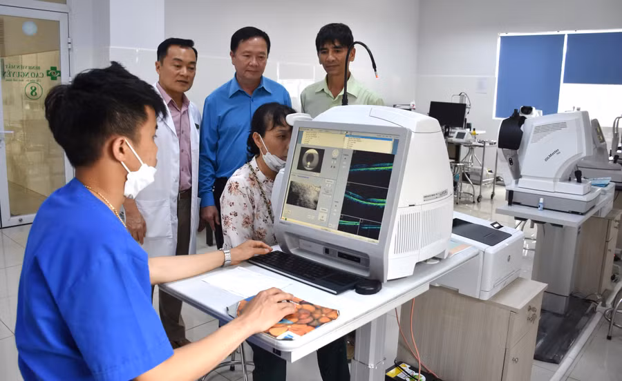 Đoàn viên, người lao động khám mắt tại Bệnh viện Mắt Cao Nguyên. Ảnh: Đinh Yến