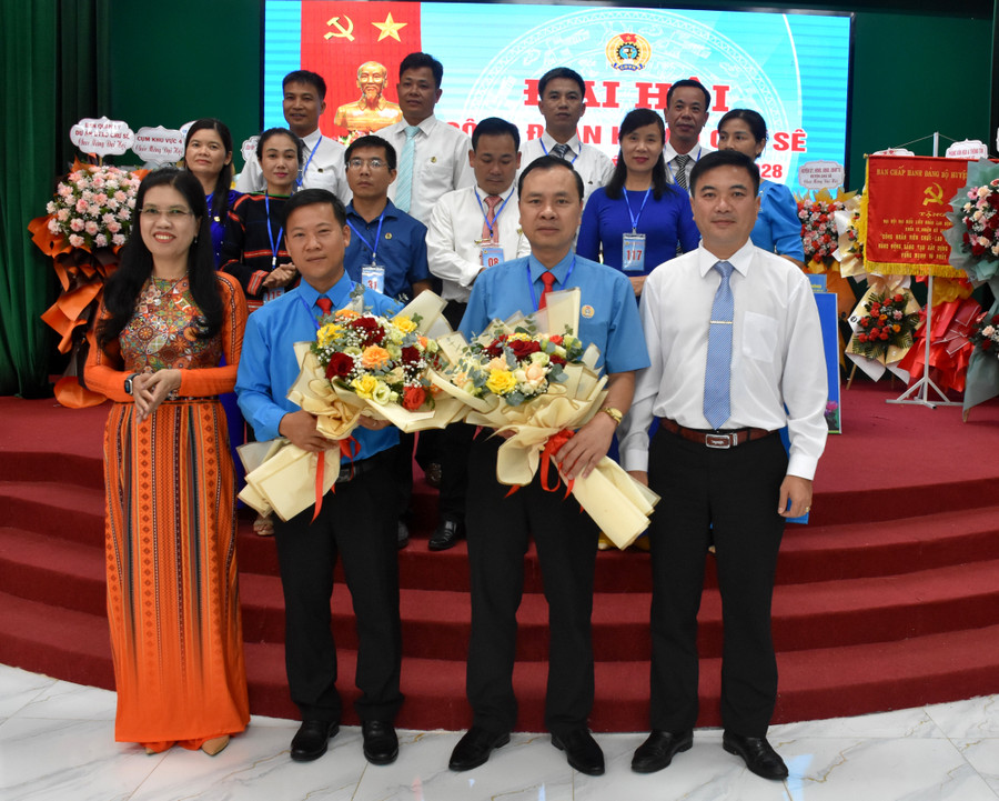 Lãnh đạo LĐLĐ tỉnh Gia Lai và Huyện ủy Chư Sê chúc mừng Ban chấp hành Công đoàn huyện Chư Sê khóa IX, nhiệm kỳ 2023-2028. Ảnh: Đinh Yến Lãnh đạo LĐLĐ tỉnh Gia Lai và Huyện ủy Chư Sê chúc mừng Ban chấp hành Công đoàn huyện Chư Sê khóa IX, nhiệm kỳ 2023-2028. Ảnh: Đinh Yến