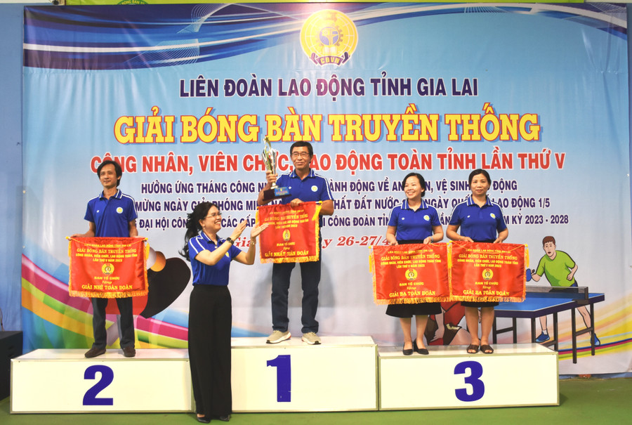 Bà Trần Lệ Nhung-Chủ tịch LĐLĐ tỉnh trao cúp và giải toàn đoàn cho các đoàn đạt giải nhất, nhì, ba. Ảnh. Đinh Yến Bà Trần Lệ Nhung-Chủ tịch LĐLĐ tỉnh trao cúp và giải toàn đoàn cho các đoàn đạt giải nhất, nhì, ba. Ảnh. Đinh Yến