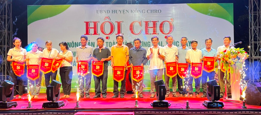 Ban tổ chức trao cờ lưu niệm cho các xã, thị trấn, đơn vị, doanh nghiệp, hợp tác xã tham gia Hội chợ. Ảnh: Đinh Yến Ban tổ chức trao cờ lưu niệm cho các xã, thị trấn, đơn vị, doanh nghiệp, hợp tác xã tham gia Hội chợ. Ảnh: Đinh Yến