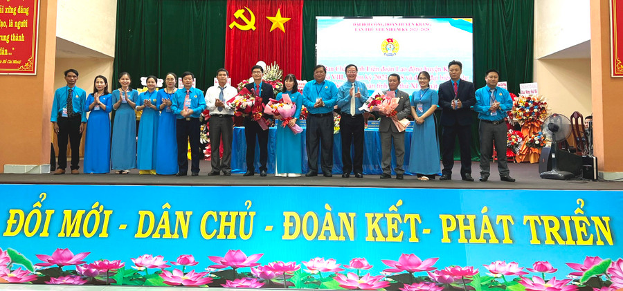 Lãnh đạo LĐLĐ tỉnh Gia Lai và lãnh đạo Huyện ủy chúc mừng Ban chấp hành Công đoàn khóa VIII, nhiệm kỳ 2023-2028. Ảnh: Đinh Yến Lãnh đạo LĐLĐ tỉnh Gia Lai và lãnh đạo Huyện ủy chúc mừng Ban chấp hành Công đoàn khóa VIII, nhiệm kỳ 2023-2028. Ảnh: Đinh Yến