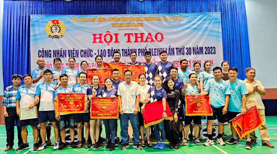 Ban tổ chức đã trao giải cho các đội đạt thành tích cao tại Hội thao. Ảnh: Đinh Yến Ban tổ chức đã trao giải cho các đội đạt thành tích cao tại Hội thao. Ảnh: Đinh Yến