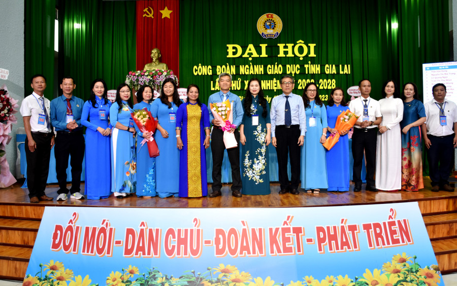 Ban chấp hành Công đoàn ngành Giáo dục tỉnh Gia Lai khóa XIV ra mắt. Ảnh: Đinh Yến Ban chấp hành Công đoàn ngành Giáo dục tỉnh Gia Lai khóa XIV ra mắt. Ảnh: Đinh Yến