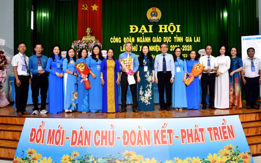 Ban chấp hành Công đoàn ngành Giáo dục tỉnh Gia Lai khóa XIV ra mắt. Ảnh: Đinh Yến