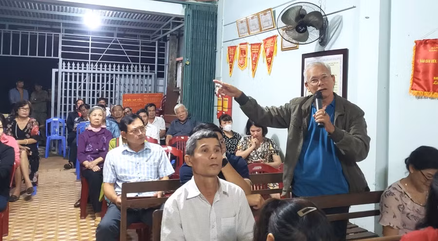 Người dân tổ dân phố 7, phường Diên Hồng, TP. Pleiku tham gia ý kiến tại diễn đàn “Công an phường Diên Hồng lắng nghe ý kiến Nhân dân”. Ảnh: Đinh Yến