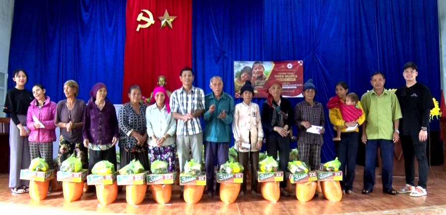 Hội Chữ thập đỏ huyện Đức Cơ và Công ty My Australian Property TP. Hồ Chí Minh tặng quà cho bệnh nhân phong và người nghèo xã Ia Kriêng. Ảnh: Đinh Yến Hội Chữ thập đỏ huyện Đức Cơ và Công ty My Australian Property TP. Hồ Chí Minh tặng quà cho bệnh nhân phong và người nghèo xã Ia Kriêng. Ảnh: Đinh Yến