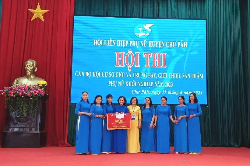 Kết thúc Hội thi, Ban tổ chức trao giải nhất cho Đội thi thị trấn Phú Hòa. Ảnh: Đinh Yến Kết thúc Hội thi, Ban tổ chức trao giải nhất cho Đội thi thị trấn Phú Hòa. Ảnh: Đinh Yến