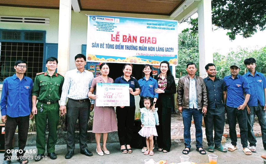 Đại diện Công ty TNHH Vinatrain Việt Nam tài trợ Dự án “Trường đẹp cho em” làm sân bê tông và khu vui chơi cho trẻ em tại điểm Trường Mầm non làng Ia Gri. Ảnh. Nguyễn Thơm Đại diện Công ty TNHH Vinatrain Việt Nam tài trợ Dự án “Trường đẹp cho em” làm sân bê tông và khu vui chơi cho trẻ em tại điểm Trường Mầm non làng Ia Gri. Ảnh. Nguyễn Thơm