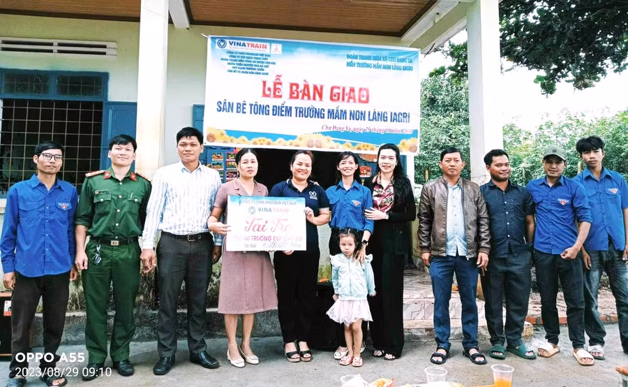Đại diện Công ty TNHH Vinatrain Việt Nam tài trợ Dự án “Trường đẹp cho em” làm sân bê tông và khu vui chơi cho trẻ em tại điểm Trường Mầm non làng Ia Gri. Ảnh. Nguyễn Thơm