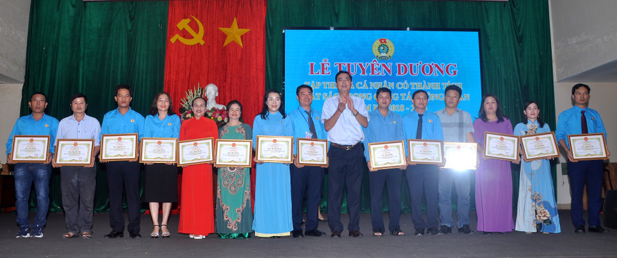 Đồng chí Nguyễn Văn Dũng (thứ 7 tính từ phải qua)- Chủ tịch UBND huyện Kbang tặng giấy khen cho tập thể, cá nhân tại lễ tuyên dương. Ảnh: Đinh Yến Đồng chí Nguyễn Văn Dũng (thứ 7 tính từ phải qua)- Chủ tịch UBND huyện Kbang tặng giấy khen cho tập thể, cá nhân tại lễ tuyên dương. Ảnh: Đinh Yến