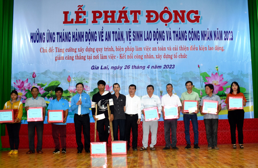 Đại diện lãnh đạo Sở Lao động-Thương binh và Xã hội và Liên đoàn Lao động tỉnh tặng quà cho lao động và thân nhân người lao động bị tai nạn lao động. Ảnh: Đinh Yến Đại diện lãnh đạo Sở Lao động-Thương binh và Xã hội và Liên đoàn Lao động tỉnh tặng quà cho lao động và thân nhân người lao động bị tai nạn lao động. Ảnh: Đinh Yến