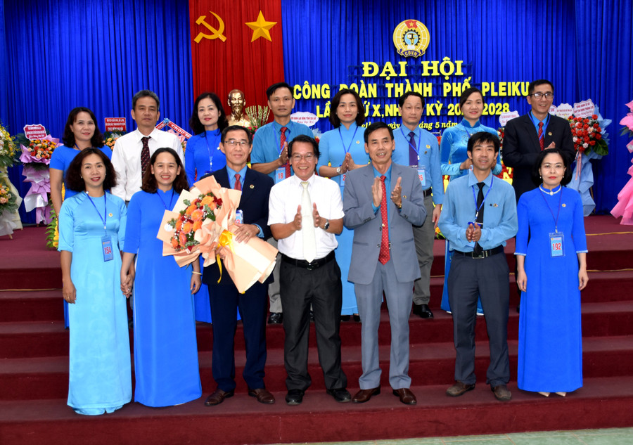 Ra mắt BCH Công đoàn thành phố Pleiku nhiệm kỳ mới. Ảnh: Đinh Yến Ra mắt BCH Công đoàn thành phố Pleiku nhiệm kỳ mới. Ảnh: Đinh Yến