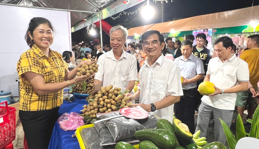 Ban tổ chức tham quan các gian hàng của người dân tại hội chợ. Ảnh: Đinh Yến Ban tổ chức tham quan các gian hàng của người dân tại hội chợ. Ảnh: Đinh Yến