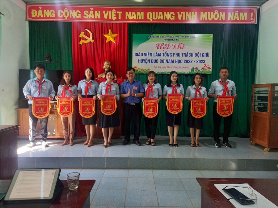 Trao cờ luân lưu cho các thí sinh tham gia Hội thi. Ảnh: Đinh Yến Trao cờ luân lưu cho các thí sinh tham gia Hội thi. Ảnh: Đinh Yến