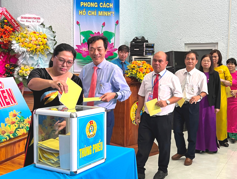 Các đại biểu bỏ phiếu bầu Ban chấp hành khóa mới nhiệm kỳ 2023-2028. Ảnh: Đinh Yến