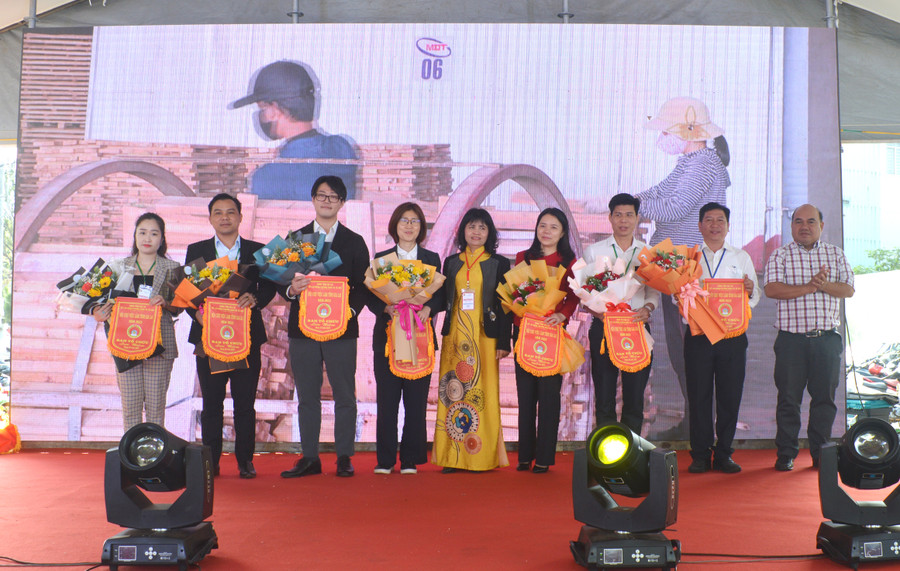 Ban tổ chức Hội chợ việc làm trao cờ lưu niệm và hoa cho các doanh nghiệp tham gia tuyển dụng. Ảnh: Yến-Dung Ban tổ chức Hội chợ việc làm trao cờ lưu niệm và hoa cho các doanh nghiệp tham gia tuyển dụng. Ảnh: Yến-Dung