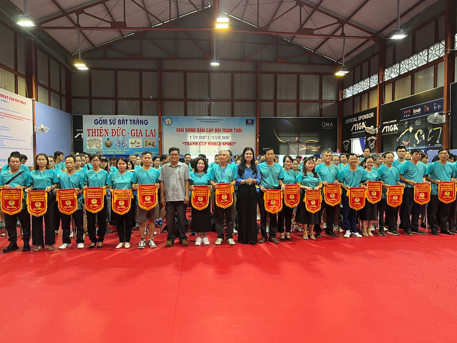 Ban tổ chức trao cờ lưu niệm cho các đơn vị tham gia giải. Ảnh: Đinh Yến Ban tổ chức trao cờ lưu niệm cho các đơn vị tham gia giải. Ảnh: Đinh Yến