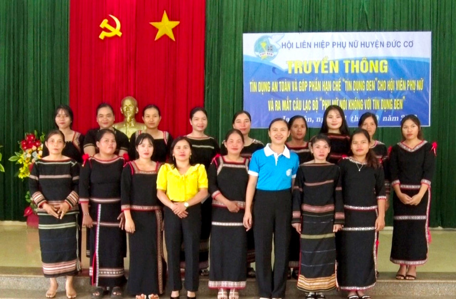 Ra mắt Câu lạc bộ “Phụ nữ nói không với tín dụng đen” tại xã Ia Pnôn. Ảnh: Đinh Yến Ra mắt Câu lạc bộ “Phụ nữ nói không với tín dụng đen” tại xã Ia Pnôn. Ảnh: Đinh Yến