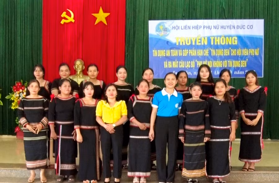 Ra mắt Câu lạc bộ “Phụ nữ nói không với tín dụng đen” tại xã Ia Pnôn. Ảnh: Đinh Yến