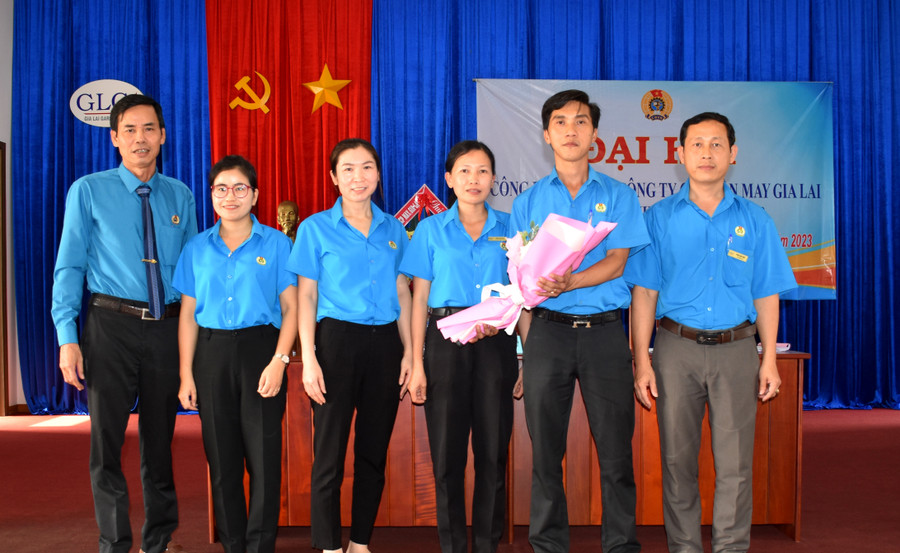 Ban chấp hành Công đoàn ra mắt. Ảnh: Đinh Yến Ban chấp hành Công đoàn ra mắt. Ảnh: Đinh Yến