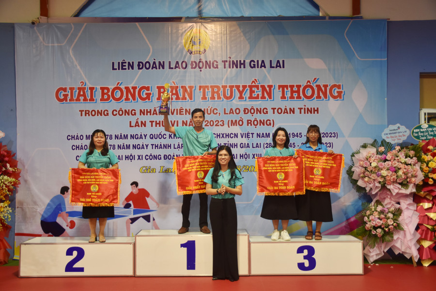 Đồng chí Trần Lệ Nhung-Chủ tịch Liên đoàn Lao động tỉnh trao giải cho các đội xuất sắc tại Giải Bóng bàn truyền thống. Ảnh: Đinh Yến