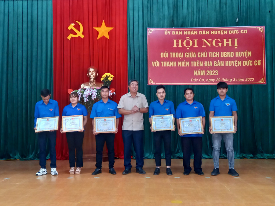 Chủ tịch UBND huyện Đức Cơ tặng giấy khen cho 6 điển hình thanh niên làm kinh tế giỏi trên địa bàn huyện năm 2022. Ảnh: Đinh Yến