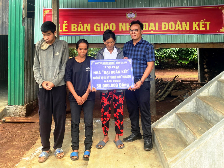 Ủy ban MTTQ Việt Nam huyện Chư Păh bàn giao nhà cho gia đình bà Rơ Châm Raoh, làng Hreng, xã Hòa Phú. Ảnh: Đinh Yến Ủy ban MTTQ Việt Nam huyện Chư Păh bàn giao nhà cho gia đình bà Rơ Châm Raoh, làng Hreng, xã Hòa Phú. Ảnh: Đinh Yến