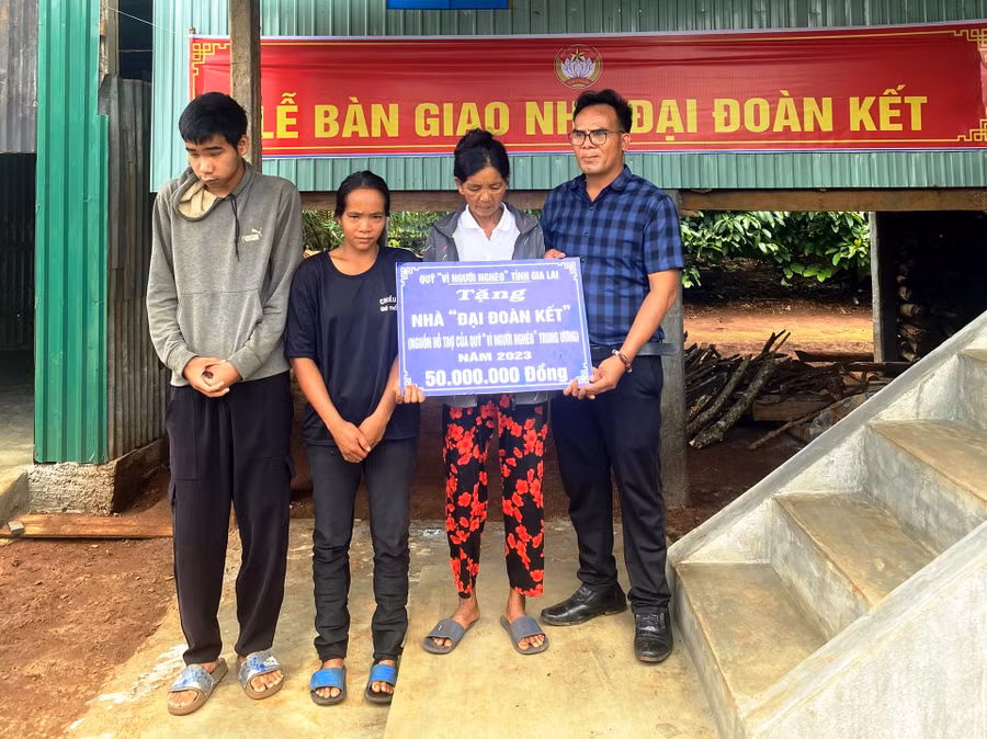 Ủy ban MTTQ Việt Nam huyện Chư Păh bàn giao nhà cho gia đình bà Rơ Châm Raoh, làng Hreng, xã Hòa Phú. Ảnh: Đinh Yến