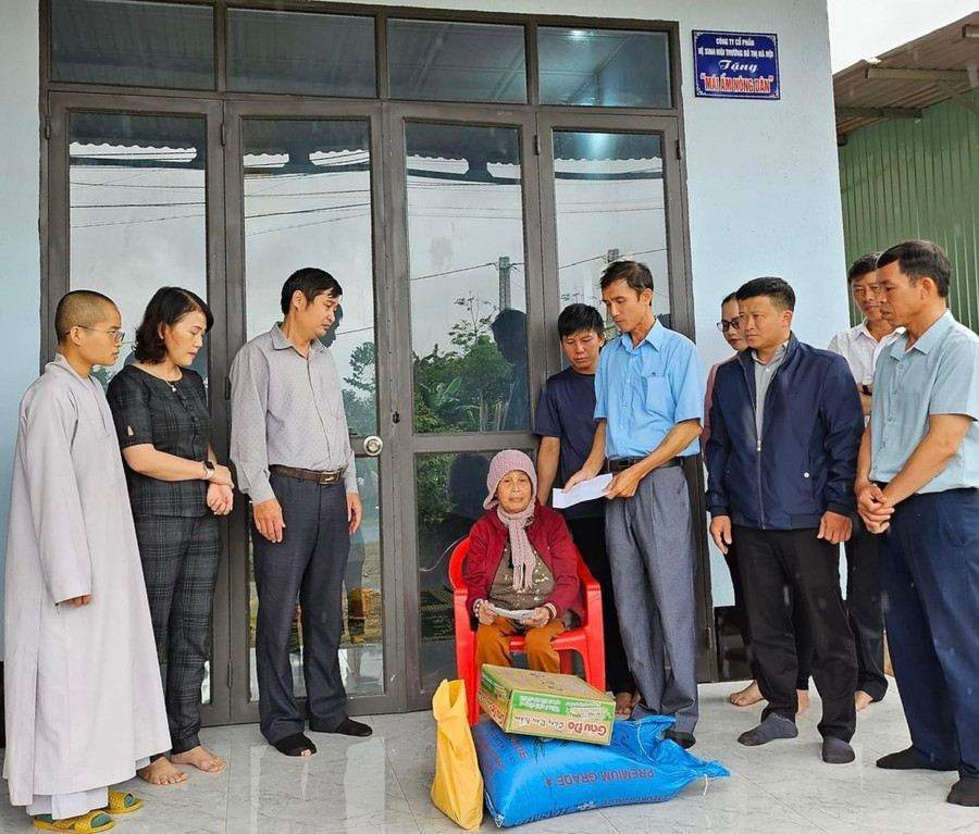 Đại diện các đơn vị tài trợ tại lễ bàn giao nhà cho bà Lê Thị Thanh (thôn 3, xã Nghĩa Hòa, huyện Chư Păh) là hội viên nông dân khó khăn về nhà ở. Ảnh: Đinh Yến Đại diện các đơn vị tài trợ tại lễ bàn giao nhà cho bà Lê Thị Thanh (thôn 3, xã Nghĩa Hòa, huyện Chư Păh) là hội viên nông dân khó khăn về nhà ở. Ảnh: Đinh Yến